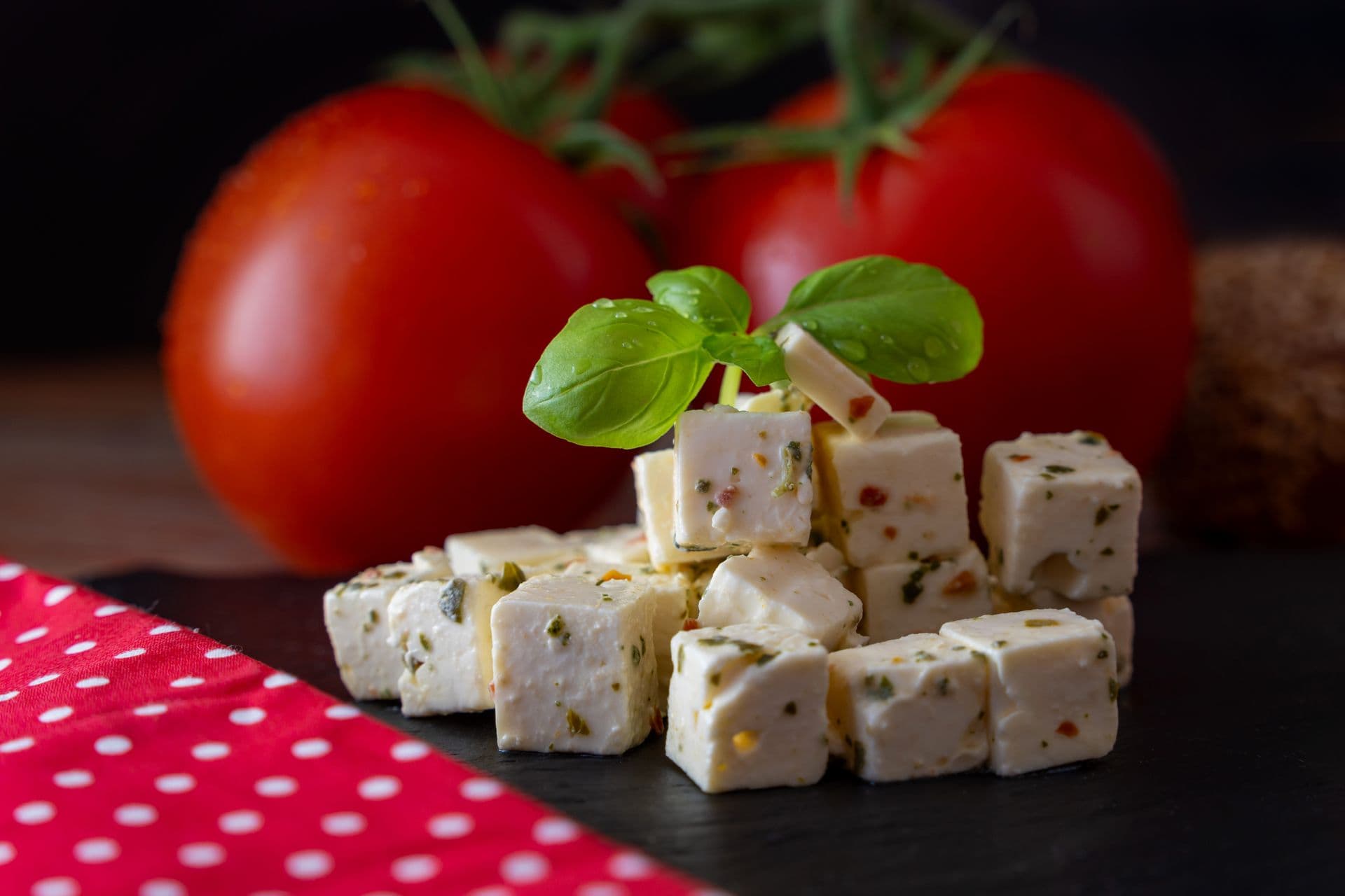 Griechischer Feta mit Tomaten und Basilikum